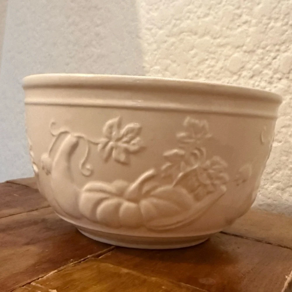 Williams Sonoma Mixing/Serving Bowl Heavy 7” off white pumpkins embossed